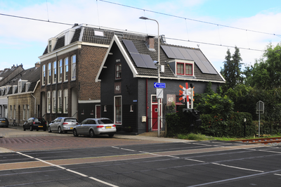 904927 Gezicht op het huis Zonstraat 1 (voormalige wachterswoning 48a aan de Oosterspoorweg) te Utrecht.